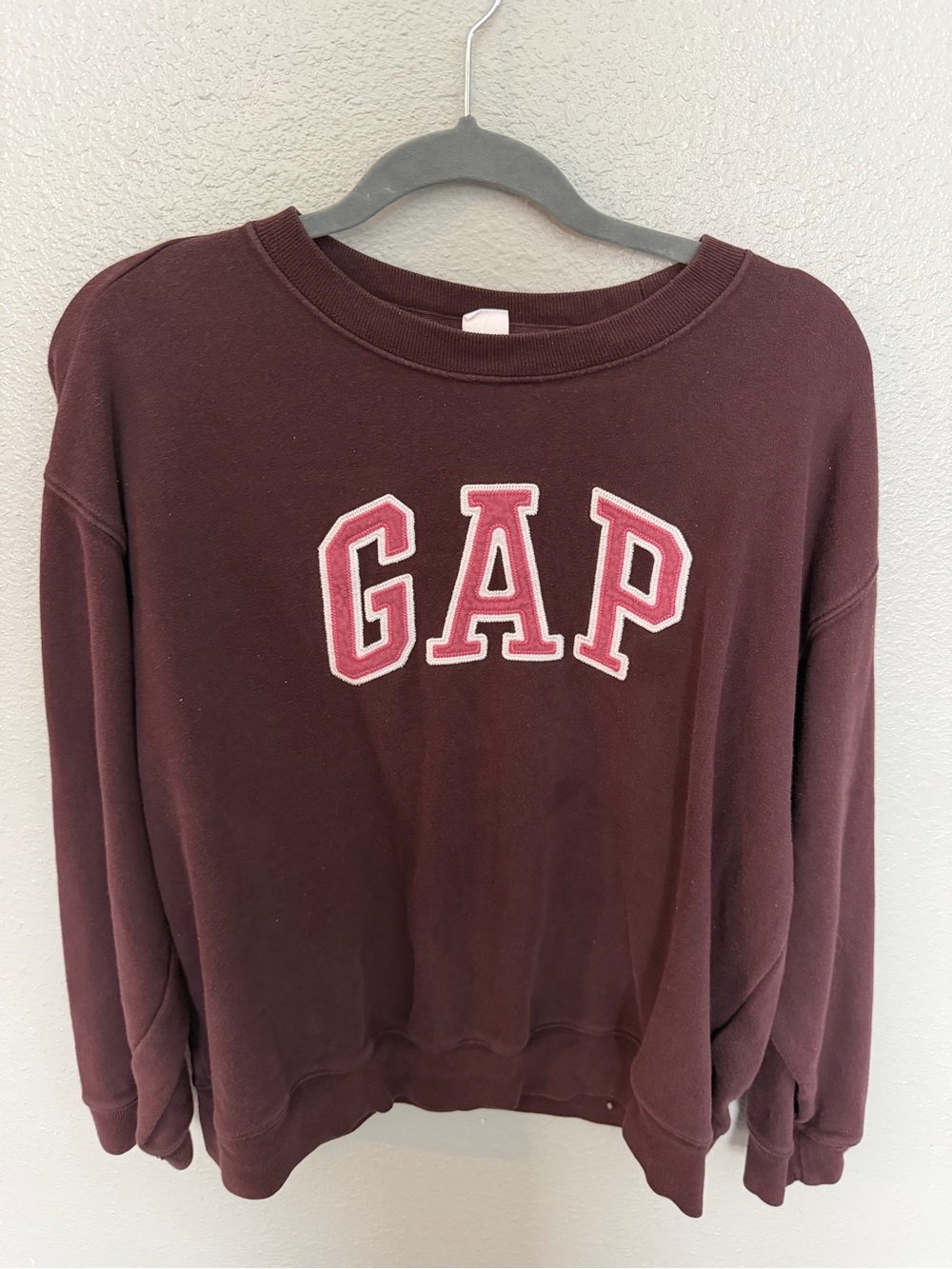 GAP Women's Maroon Crewneck Sweatshirt with Pink Logo Appliqué